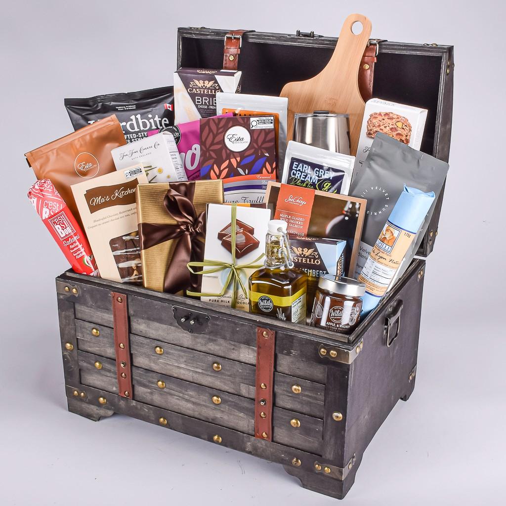 Large Gift Chest With Cookies, Chocolate, Crackers, Coffee, Salami, Olive Oil And Cheese
